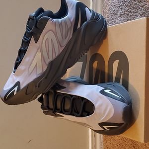 Yeezy 700 MNVN men size 11